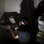 Abu Yassin toma posición en un edificio de la ciudad de Alepo, en Siria. Cuando era un estudiante nunca se imaginó con un arma en la mano y luchando contra el régimen sirio, pero todo cambió cuando vio a un niño desangrándose hasta la muer...