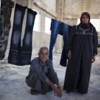 Una pareja de desplazados sirios en una fábrica abandonada de la ciudad de Alepo (Siria).