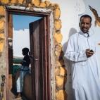 Mourad y su sobrina Sabrine en la isla Seheil. La mayoría de los hombres nubios que viven en Seheil se dedican al turismo. Ellos traen turistas de Gharb Seheil, un pueblo turístico con muchos hoteles y posadas, y les hacen un tour por la isla,...