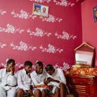 Un grupo de amigos del novio ha sido invitado a descansar en la casa de un invitado a la boda. Una semana antes de su boda en octubre, el novio Mohamed Noureldin, de 27 años, y sus amigos comenzaron una frenética búsqueda para invitar a los i...