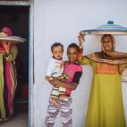 Los familiares y vecinos de la madre del novio le ayudan a cocinar y a repartir la comida entre los invitados. La familia del novio transforma algunas habitaciones y patios en una gran cocina improvisada, en la que cocinan grandes cantidades de ...