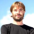 Autor teatral, actor y director del Teatre de Guerrilla. Uno de los personajes más activos de la escena teatral catalana y comprometido con la consulta. Fue el conductor del acto de la V de Barcelona.