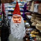 Este Pap&aacute; No&eacute;l de pl&aacute;stico es perfecto para colgar en tu &aacute;rbol de Navidad, aunque tambi&eacute;n podr&iacute;a servir para clavarla en una estaca en mitad de un bosque oscuro. Y no desentonar&iacute;a nada. Pre...