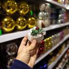 La Navidad se celebra en diciembre. Diciembre es un mes de fr&iacute;o. El fr&iacute;o trae nieve. Y la nieve se pone en el abeto. Esta es la l&oacute;gica que parece haber seguido el creador de esta bola hecha con lana. Perfecta para dar un toq...