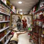 Nada como llevar las tradiciones cristianas a raja tabla. Para hacerlo, qu&eacute; mejor que una pseudoBiblia de escayola con una imagen de Jos&eacute;, Mar&iacute;a y el ni&ntilde;o camino al portal. En relieve. &iexcl;No le falta detalle! Porq...