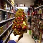 El dorado y el rojo son los colores de la Navidad, as&iacute; que combinarlos y a&ntilde;adirles purpurina y estrellas brillantes no pod&iacute;a salir mal. Elegancia pura. Precio: 9,50 euros.