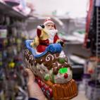 Este Pap&aacute; Noel parece que acaba de atracar un banco en un tren salido de Charlie y la f&aacute;brica de chocolate. Ni una figurita de Lladr&oacute; describir&iacute;a mejor el esp&iacute;ritu navide&ntilde;o. Precio: 12,50 euros.