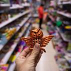 Perros, ciervos, osos. Todos los animales se pueden convertir en adornos navide&ntilde;os con el brillo suficiente. Este b&uacute;ho troquelado con incrustaciones en las alas lo demuestra. Precio: 0,90 euros.