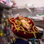 &iquest;No se supon&iacute;a que Mar&iacute;a y Jos&eacute; eran pobres? &iquest;Que el ni&ntilde;o Jes&uacute;s hab&iacute;a nacido en un pesebre? Qui&eacute;n lo dir&iacute;a al ver esta figura... Bien de dorado, que para eso es Navidad. ...