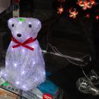 Si te quedas solo esta Navidad lo mejor que puedes hacer es comprarte este oso. Aunque no te hable, te mira fijamente y sus luces parpadeantes te tendr&aacute;n m&aacute;s entretenido que la conversaci&oacute;n de cualquier cu&ntilde;ado. Preci...