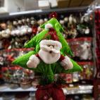 Este adorno navide&ntilde;o es perfecto para ahorrar: tienes &aacute;rbol, Pap&aacute; Noel, hojas de abeto y mu&eacute;rdago. Todo en un adorno con mucho brillo y muy blandito. Qu&eacute; m&aacute;s puedes pedir. Precio: 15,95 euros.