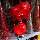 L&aacute;mpara y flor de Pascua a la vez, m&aacute;s funcional imposible. Este invento decora e ilumina tu mesa de Navidad. Eso s&iacute;, acu&eacute;rdate de no regarlas, y no solo por sean de pl&aacute;stico... Precio: 19,50 euros.