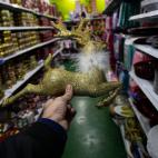 Este ciervo dorado con purpurina con salto en pose altiva y cuello de pelo blanco har&aacute; las delicias de cualquier fashion victim. &iexcl;Tremendo! Precio: 9,95 euros.