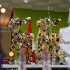 Lo que se esconde debajo de todas esas luces y retales es un reno. S&iacute;, no te estamos enga&ntilde;ando. Es cuesti&oacute;n de fijarse bien. Aunque te lleve un rato, te aseguramos que lo encontrar&aacute;s. Precio: 32,50 euros.