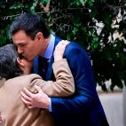 El presidente del Gobierno, Pedro S&aacute;nchez, saluda a la delegada del Gobierno en Catalu&ntilde;a, Teresa Cunillera.