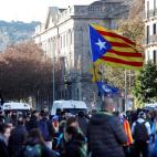 Simpatizantes independentistas protestan en las inmediaciones de la Llotja de Mar de Barcelona.