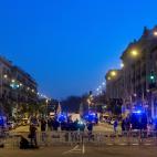 Miembros de las fuerzas de seguridad protegen la zona mas cercana a la Llotja de Mar de Barcelona.