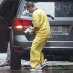 La polic&iacute;a cient&iacute;fica y los forenses, revisando el coche.