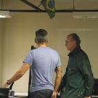 Jos&eacute; Luis Jim&eacute;nez (d), hermano de la espa&ntilde;ola, atendido por la polic&iacute;a.