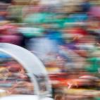 El papa Francisco llega a la Bas&iacute;lica de Aglona, Letonia, en su papam&oacute;vil, mientras saluda a la gente.