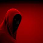 Un migrante que forma parte de un grupo interceptado en el Mediterr&aacute;neo, descansa despu&eacute;s de llegar en un bote de rescate en el puerto de Motril (Granada).