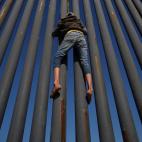 La caravana de migrantes llega a la frontera entre M&eacute;xico y Estados Unidos. Algunos no se dan por vencidos y escalan la valla esperando que en el futuro otros no tengan que hacerlo.