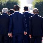 La primera ministra Brit&aacute;nica, Theresa May se suma al grupo de l&iacute;deres para la foto de familia en la reuni&oacute;n de Uni&oacute;n Europea en Salzburgo, Austria.