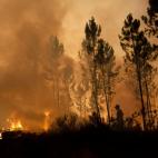 Dos hombres contemplan el fuego cerca de Junqueira, en Ferreira do Zezere.
