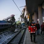 ANKARA, TURKEY - DECEMBER 13 : Rescue workers evacuate injured passengers after high-speed train crashed in Turkish capital Ankara on December 13, 2018. (Photo by Dogukan Keskinkilic/Anadolu Agency/Getty Images)