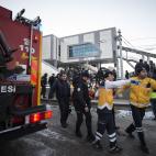 ANKARA, TURKEY - DECEMBER 13 : Rescue workers evacuate injured passengers after high-speed train crashed in Turkish capital Ankara on December 13, 2018. (Photo by Ali Balikci/Anadolu Agency/Getty Images)