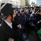 5c8abc59250000bd0581a625