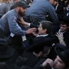 5c8abc5c2500001304c98cbf