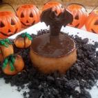 El flan s&oacute;lo lleva tres ingredientes: leche, gelatina y confitura de calabaza o mermelada. Puedes hacerlo as&iacute; de vistoso con galletas Oreo que simulen tierra y fondant naranja y verde para hacer las calabazas de adorno. Puedes leer...