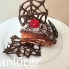 Esta creaci&oacute;n entra por los ojos y en realidad se prepara muy f&aacute;cilmente. Ni siquiera hace falta encender el horno. Prepara calabaza, az&uacute;car, chocolate, galletas y coco, sigue estas instrucciones... &iexcl;y manos a la masa!