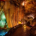 Si a estas alturas no estabas convencido de que la belleza est&aacute; en el interior, no tienes m&aacute;s que observar esta cueva. Su extensi&oacute;n es de 11 kil&oacute;metros y podr&aacute;s disfrutar de juegos de agua y luces dentro de ell...