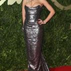 El escote corazón rematado en pico es peliagudo y no apto para cualquiera. Rita parece la versión oxigenada de Jessica Rabbit, embutida en un vestido del que parece que se va a desbordar. ¿Podrá respirar ahí dentro?