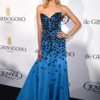 El mismo escote es mucho más favorecedor en Karlie, quien tiene menos pecho. En ella el patrón del vestido cumple su función: aumentar ópticamente el volumen.