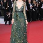 Mejor le sienta ese mismo escote a la it girl inglesa, que sabe cómo sacarse mucho partido. Este vestido de Valentino lo combinó con un body que ejercía de sujetador y recogía el pecho, juego al que contribuían las transparencias.