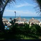 Son las once y las tumbonas se van llenando, sólo de occidentales. Para un vietnamita, tomar el sol, y más en la playa, es una locura. Como para nosotros llevar a los niños en la moto de dos en dos. Pues más o menos. En el caso de las mujere...