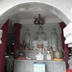 A unos diecisiete kilómetros, está Dnag, una gran ciudad por la que continúa la playa de Hoi an y donde están los grandes complejos hoteleros y el casino. Casino sólo para occidentales: en Vietnam, el juego está prohibido. Francis me llev...