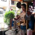 Cuando llego, todos los ingredientes preparados, papel, lápiz y una cocina, ¡yuhuuuu! ¡¡Tengo donde cocinar!! Hago pollo al curry y ensalada de papaya verde, ¡buenísimos! Se cocina también con palillos, como de metal. Mucha verdura y frut...