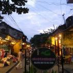 Hoi an, tal y como suena, es una joya. Un pequeño pueblo, patrimonio de la humanidad, donde pasear por sus calles es estar en una peli de samuráis. Por la noche se llena de farolillos que iluminan sus calles y le dan un toque súper especial....