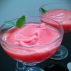 Sólo necesitas la fruta, un poquito de azúcar, un chorrito de leche. Con unas hojitas de menta tendrás la decoración perfecta, pero también pueden ser tu ingrediente secreto si le quieres dar un toque más refrescante. Consulta la receta c...