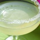 Un cóctel fresco, semi-líquido y semi-granizado, que es ideal para las noches de verano. Consulta la receta completa en CookPad