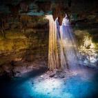 Un cenote es una filtración de agua que se produce en paisajes de origen kárstico. Es el caso del cenote Samula. “Para llegar a ellos y sumergirte en sus misterios, es condición bajar por escaleras de piedra al principio y de madera despué...