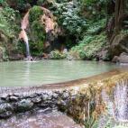 Este monumento regional de las Azores es un espacio salvaje rodeado de bosques de laurisilva y estanques. Para llegar a este paraíso hay que coger el camino que sale de Ribeira Grande, aparcar el coche y seguir caminando. El paseo es algo para ...