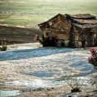 Como salida de un cuento mágico. Así es Pamukkale, un tesoro natural que se creó por los movimientos tectónicos y las fuentes termales que se formaron a su paso. Además, aquí también están los restos arquitectónicos de Hierápolis, una ...