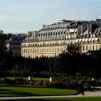 El pintor surrealista catalán Salvador Dalí usó el hotel como su segundo hogar. Allí pintaba, ideaba y daba rienda suelta a sus excentricidades. En una ocasión, Dalí le ofreció al personal del hotel cinco francos por cada mosca que atrap...