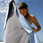 Cuando vamos a la playa estamos acostumbrados a los productos waterproof, resistentes al agua, pero pocas cosas se han inventado que combatan la molesta arenilla. ¡Hasta ahora! Un australiano ha creado una toalla (Sandusa) a prueba de arena. El...