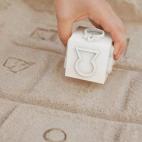 Sandmaster, creado por Diane Bayard, es un juego de dos cubos de plástico que ofrece muchas más posibilidades de ocio de las que imaginas. En sus caras están moldeadas las piezas de un ajedrez, por lo que permite montarse un tablero sobre la ...